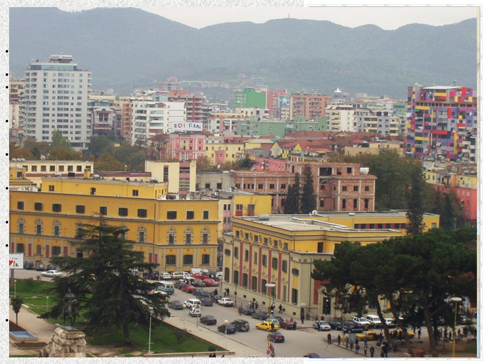 Αλβανία Bρίσκεται στα νοτιοδυτικά Βαλκάνια και βρέχεται από την Αδριατική θάλασσα. Πρωτεύουσά της είναι τα Τίρανα.